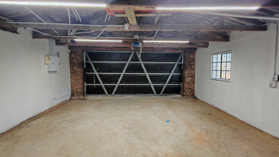5 Bedroom Property for Sale in Fraaiuitsig Western Cape